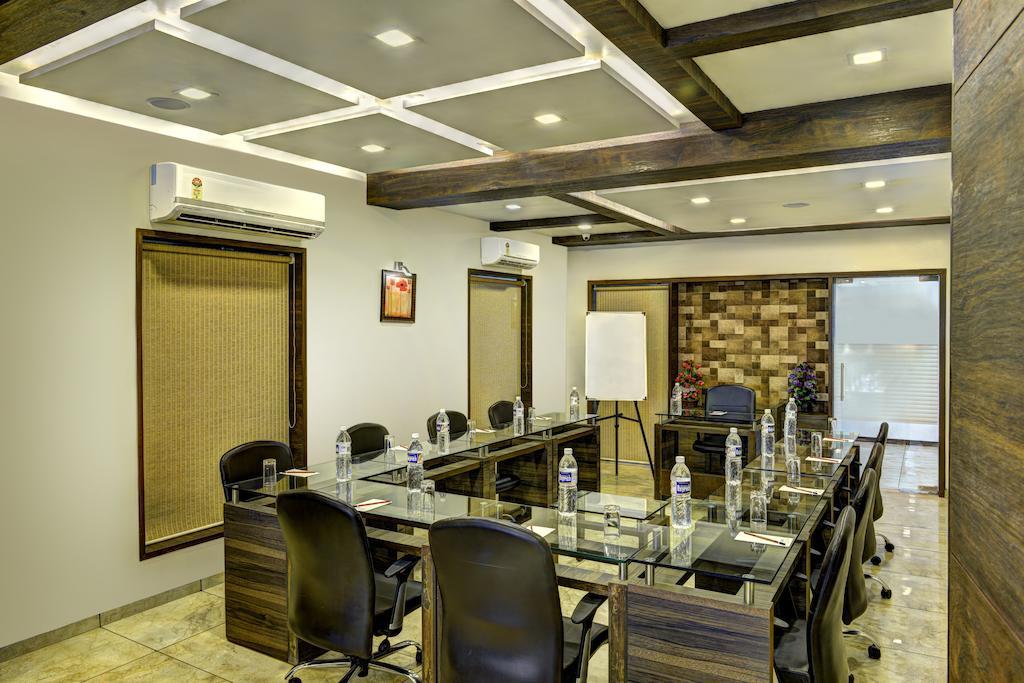 Hotel Aaram Orchard Ахмедабад Экстерьер фото