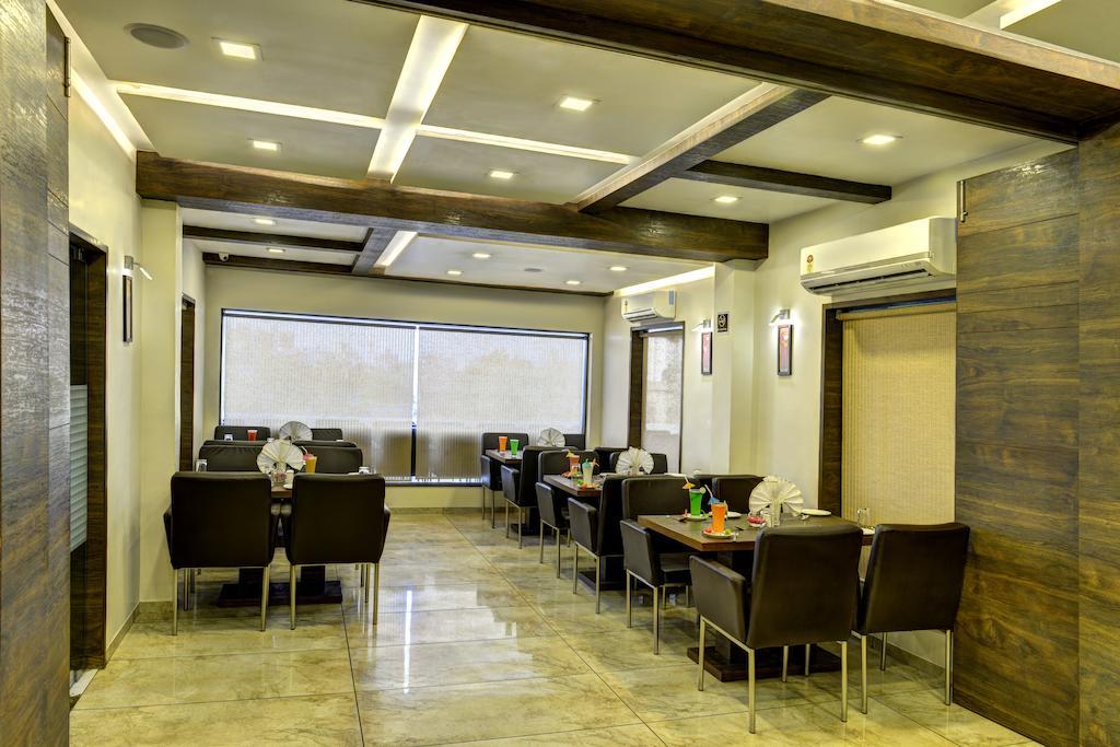 Hotel Aaram Orchard Ахмедабад Экстерьер фото