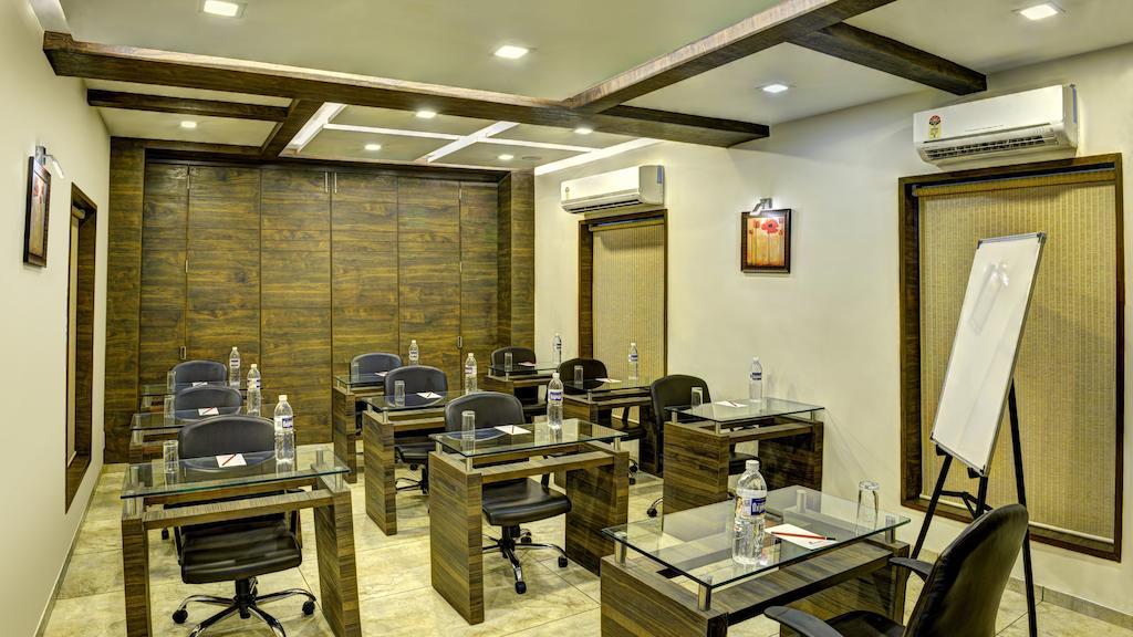 Hotel Aaram Orchard Ахмедабад Экстерьер фото